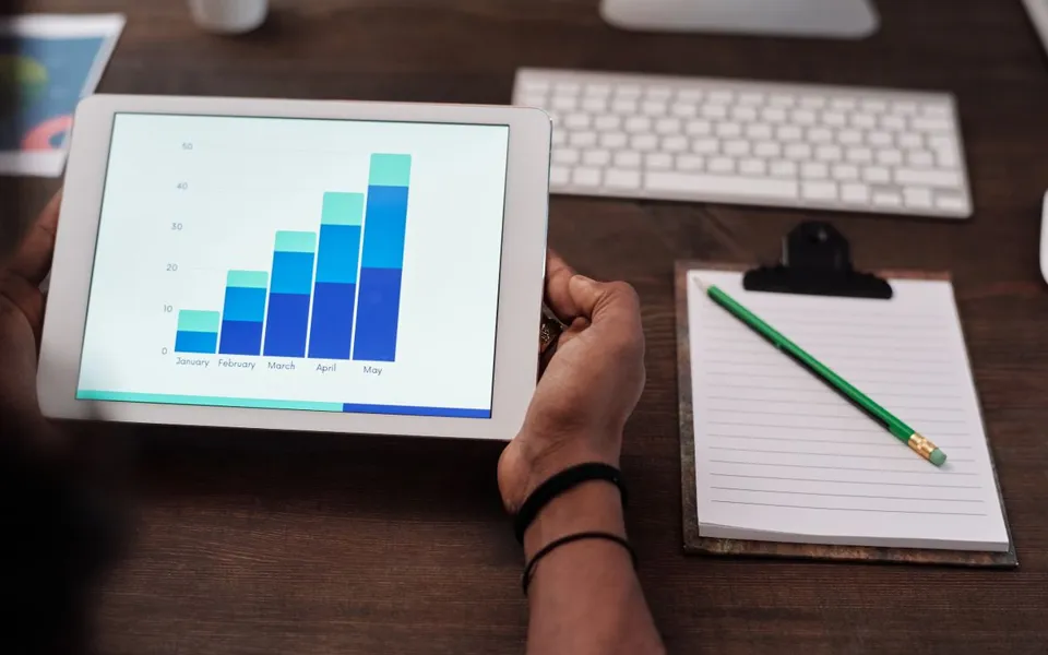 Roofing leads growth report on a tablet